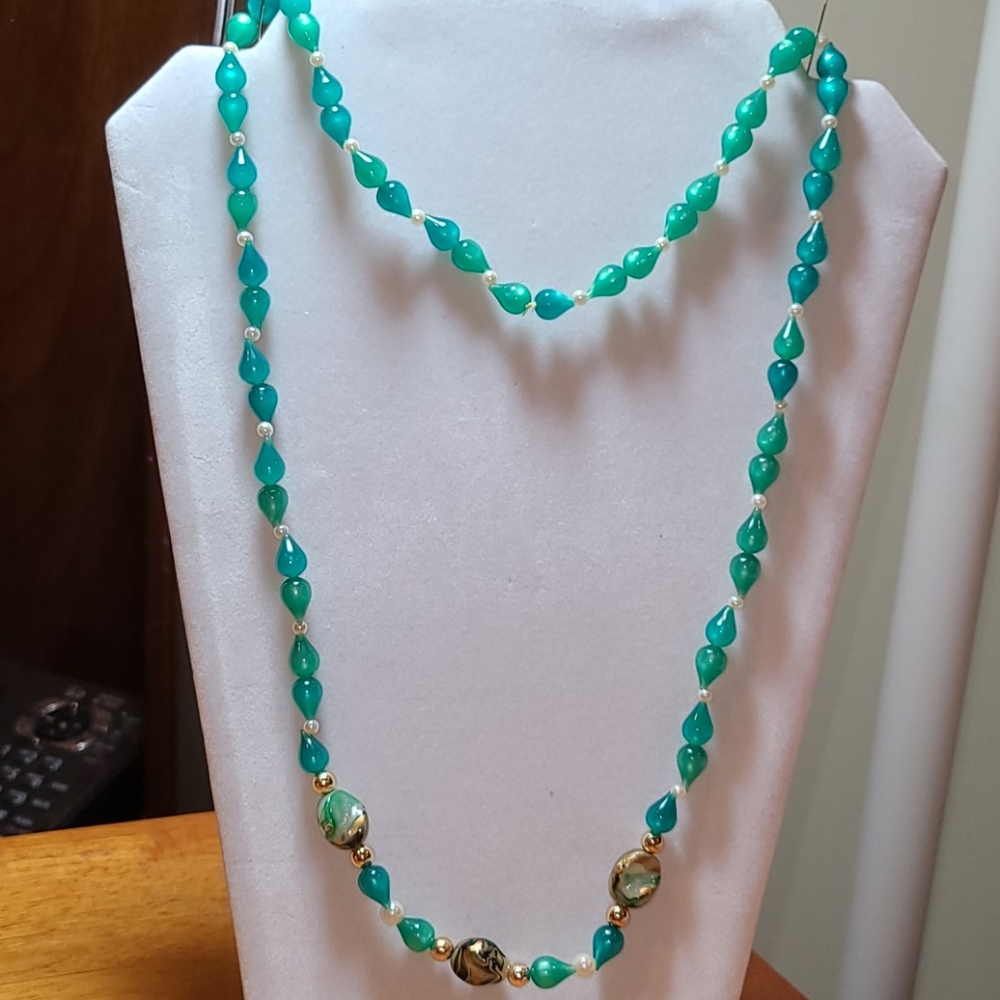 Beautiful  green beaded necklace.